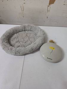 lot 252 image: Small Pet Bed and a cat laser chaser toy