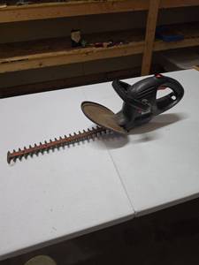 lot 801 image: Black & Decker TR1700 Type 2 17 inch Hedge Trimmer 120V