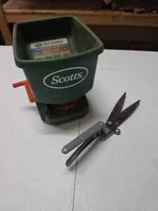 lot 805 image: Scotts Turf Builder Spreader with Pruning Shears