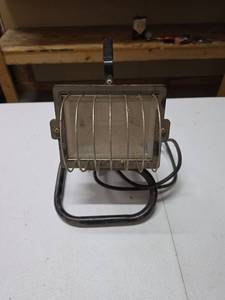 lot 810 image: Metal Cage Work Light with Handle and Cord - a little dusty but it works well