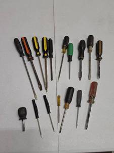 lot 824 image: Mixed screw drivers - flat and phillips