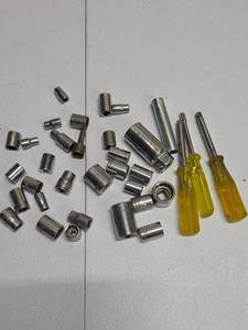 lot 827 image: Mixed sockets - US metric and nut driver handles