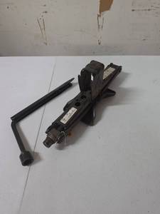 lot 890 image: Manual Tire Jack