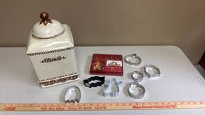 lot 406 image: Biscotti Cookie Jar, Wilton Cookie Cutter Gift Set, Holiday Cookie Cutter Lot