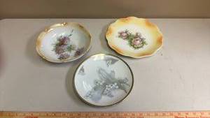 lot 418 image: Vintage Floral Porcelain Decorative Plates