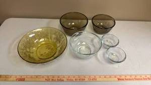 lot 425 image: 2 Brown Glass Mixing bowls, 3 Clear Glass mixing bowls, and one Vintage Amber Decorative Glass Bowl