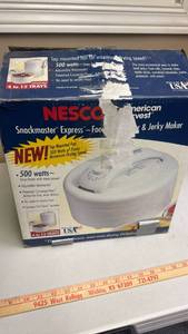 lot 435 image: Nesco Snackmaster Express Food Dryer Jerky Maker 500 Watts 4-12 Trays