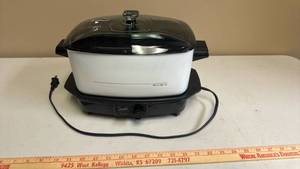 lot 446 image: West Bend Slow Cooker with Glass Lid and Black Base