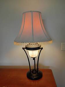 lot 921 image: 31in tall Table Lamp.  Has 2 separate lights