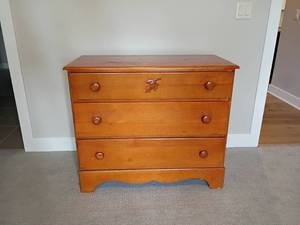 lot 922 image: Wooden Dresser. 3 Drawers.    Top needs repair.  33 x 40 x 20