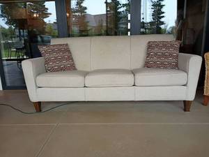 Flex Steel Couch with 2 Throw Pillows.  Very nice   Matches lot 931