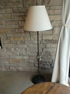lot 930 image: 59in tall Floor Lamp