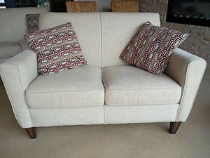 lot 931 image: Flex Steel Love Seat with 2 Throw Pillows.   Matches lot 928