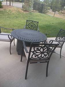 lot 941 image: Round Fire Pit with 4 Chairs.   Very nice   Pit measures 26 x 44