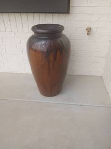 lot 949 image: Outdoor Decor.  Used to be a fountain but broke, still good decor.    31 x 17.