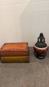 lot 1004 image: Decorative storage looking like books and home decor