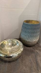 lot 1007 image: Home decor vase and more