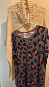 lot 1205 image: 2-Piece Clothing Lot Knit Cardigan and Animal Print T-Shirt Dress size m