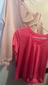 lot 1215 image: Under armor tops size xl