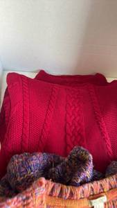 lot 1223 image: Sweaters size l