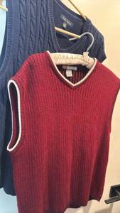 lot 1253 image: 2 Knit Sweater Vests Navy Red size m and Xl