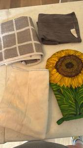lot 1267 image: Kitchen towels and oven mitts