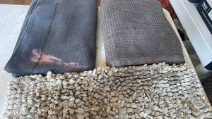 lot 1270 image: Bath mats and towel