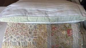lot 1274 image: Fullqueen bed spread and pillow