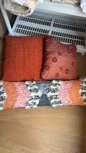lot 1277 image: Throw pillows