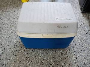 lot 2005 image: Rubbermaid Cooler