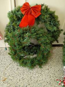 lot 2007 image: 21in.  and 27in. Wreaths