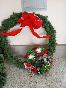 lot 2008 image: 17in. and 37in. Wreaths