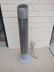 lot 2033 image: Ionic Breeze Quadra Air Purifier.   27in.