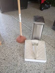 lot 2100 image: Bathroom Items.  Small Trashcan, Plunger and Scales
