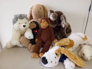 lot 2122 image: Stuffed Animals