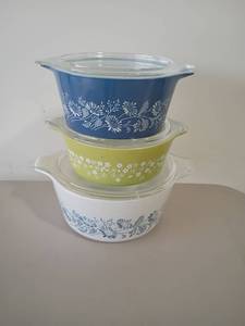 lot 2203 image: 3pcs Pyrex Serving Bowls with Lids
