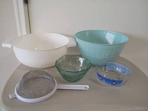 lot 2204 image: Plastic Bowl, Strainers and Glass Bowls