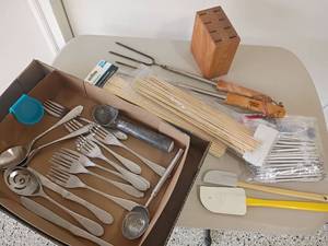 lot 2210 image: Miscellaneous Kitchen Utensils