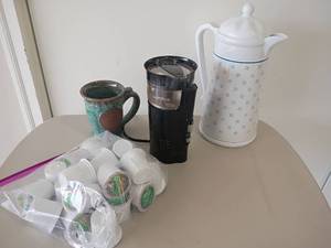 lot 2212 image: Coffee Bean Grinder, Carafe, Mug and K Cups