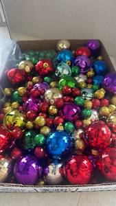 lot 2303 image: Christmas decor
