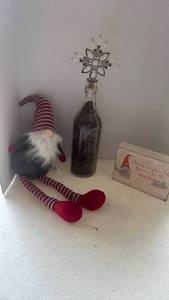 lot 2304 image: Holiday decor