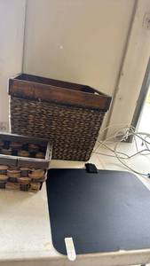 lot 2314 image: Window Antenna and storage baskets