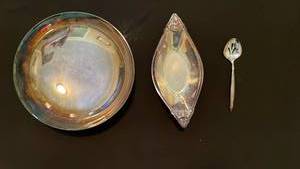 lot 7109 image: 3-Piece Tableware Set Round Bowl Leaf Dish Serving Spoon