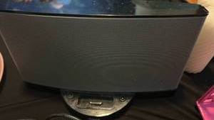 lot 70783 image: Bose SoundLink speaker with remote control