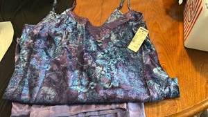 lot 70797 image: Womens size Large cami and matching pant sleep set