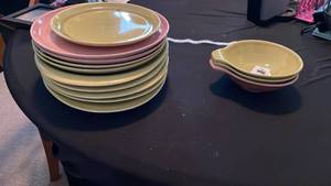 lot 71006 image: 3-Piece Ceramic Bowls Set Pink Yellow Spout Pouring Bowls