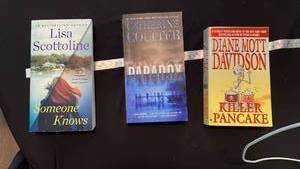 lot 71044 image: Lot of 5 Fiction Novels Paperback Books Scottoline Coulter Davidson Mott