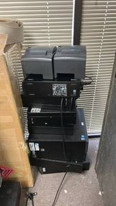 lot 70833 image: Lot of Desktop Computer Towers and Monitors