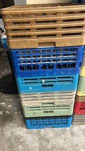 lot 70837 image: Lot of 8 Commercial Dishwasher Bus Crates Tan Blue Green Mixed Colors