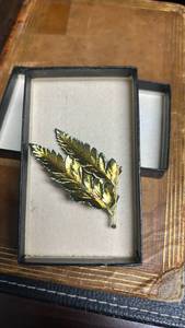 lot 909 image: This vintage fern brooch closely resembles designs by Crown Trifari or Coro from the 1950s or 1960s.